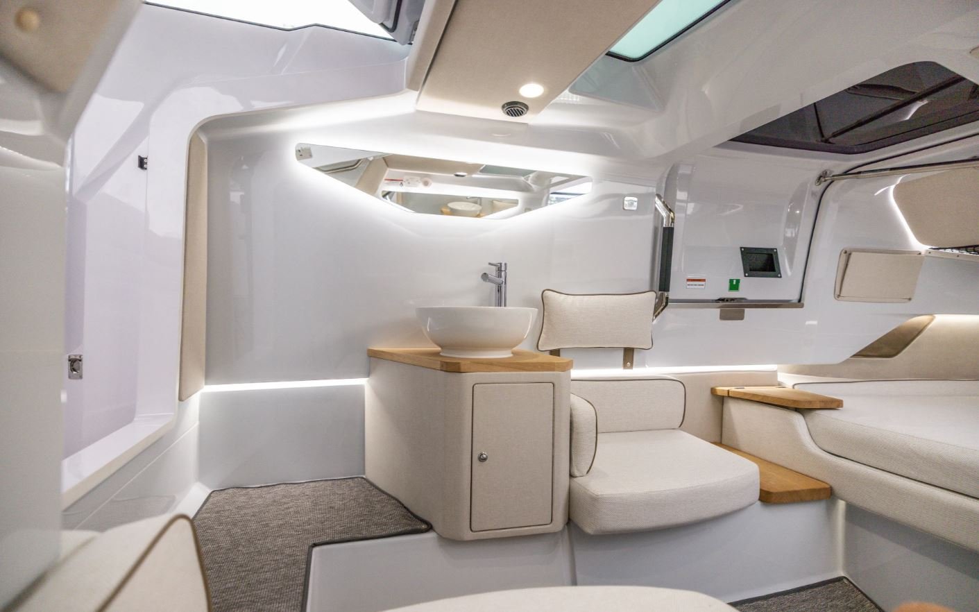 Axopar 37 XC Cross Cabin