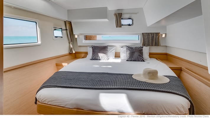 Sunsail Lagoon 424 Classic