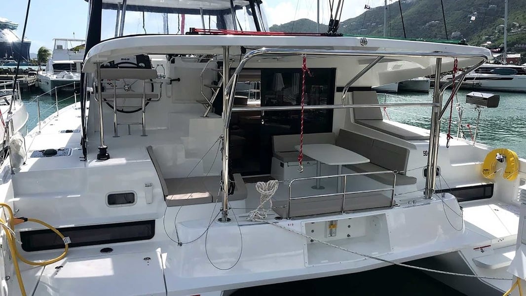 Sunsail Lagoon 424 Classic
