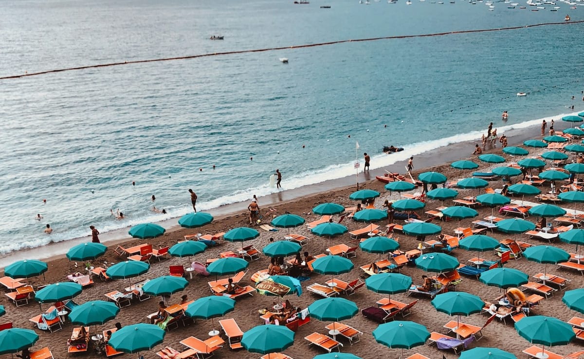 çok sayıda kişi olan bir plaj