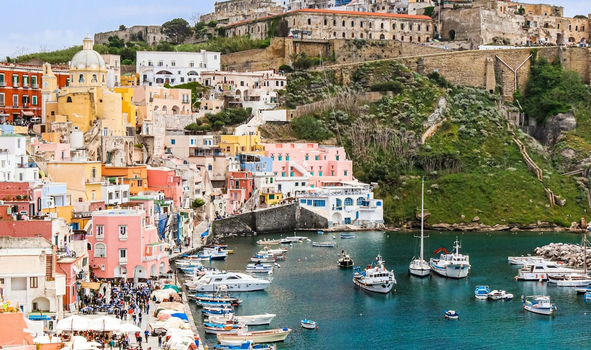 pek çok tekne bulunan bir liman