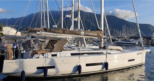 Cassiopea - A/C, Generator, Water maker, Solar Panel