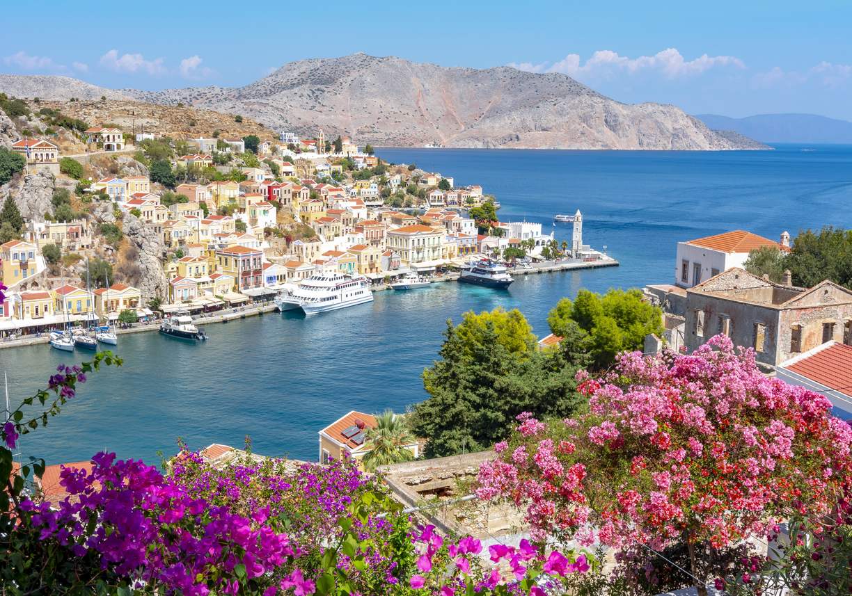 yunanistan'da bir liman ve tekneler